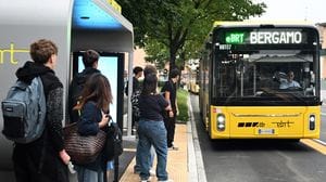 E-Brt, più passeggeri ma restano i ritardi: due bus alla volta per caricare gli studenti