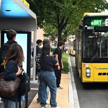 E-Brt, più passeggeri ma restano i ritardi: due bus alla volta per caricare gli studenti