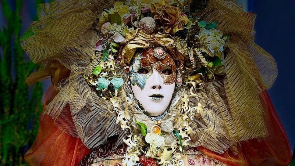 Piazza Vecchia si trasforma in un bosco incantato: un flash mob con le maschere di Franz Cancelli