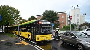 Piove, traffico in tilt a Bergamo. E al Villaggio degli Sposi la coda blocca l’e-Brt