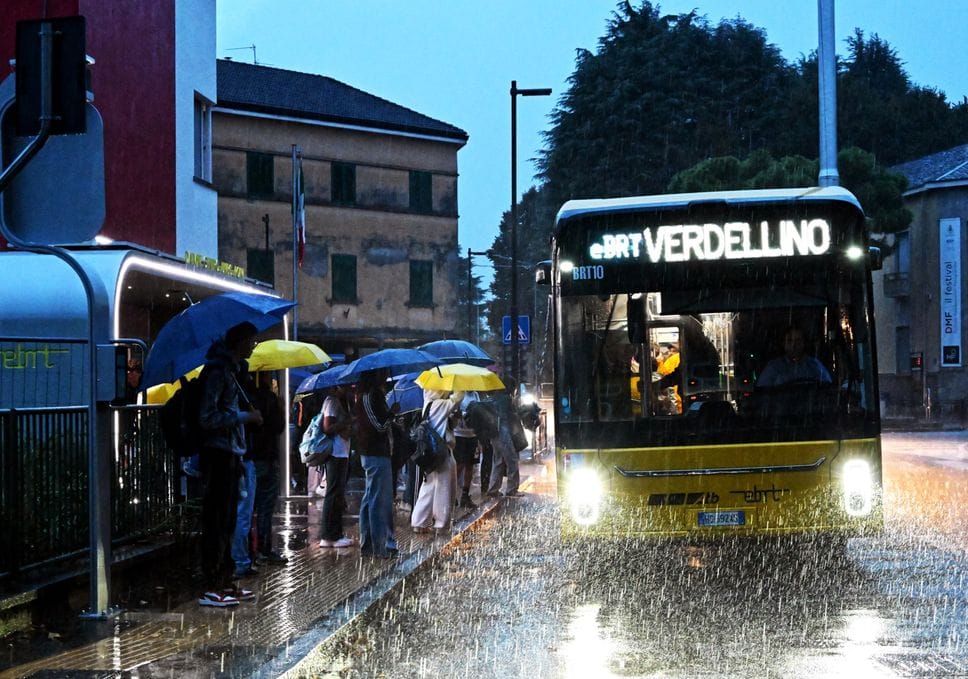 Piove, traffico in tilt a Bergamo. E al Villaggio degli Sposi la coda blocca l’e-Brt