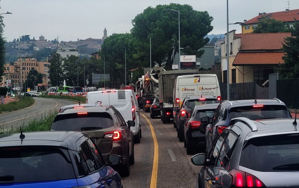 Piove, traffico in tilt a Bergamo. E al Villaggio degli Sposi la coda blocca l’e-Brt