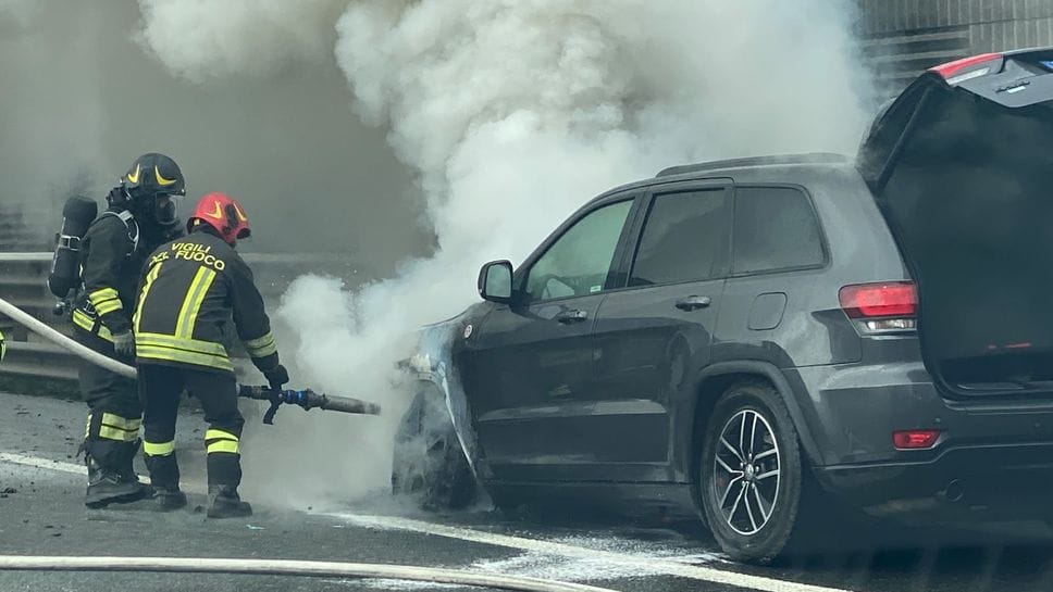 Auto in fiamme sull’A4 tra Bergamo e Dalmine: lunghe code verso Milano