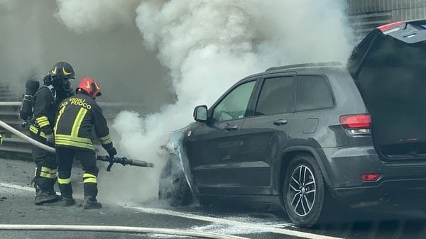 Auto in fiamme sull’A4 tra Bergamo e Dalmine: lunghe code verso Milano