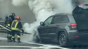 Auto in fiamme sull’A4 tra Bergamo e Dalmine: lunghe code verso Milano
