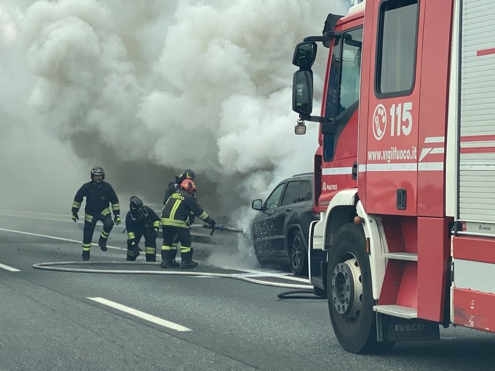 Auto in fiamme sull’A4 tra Bergamo e Dalmine: lunghe code verso Milano