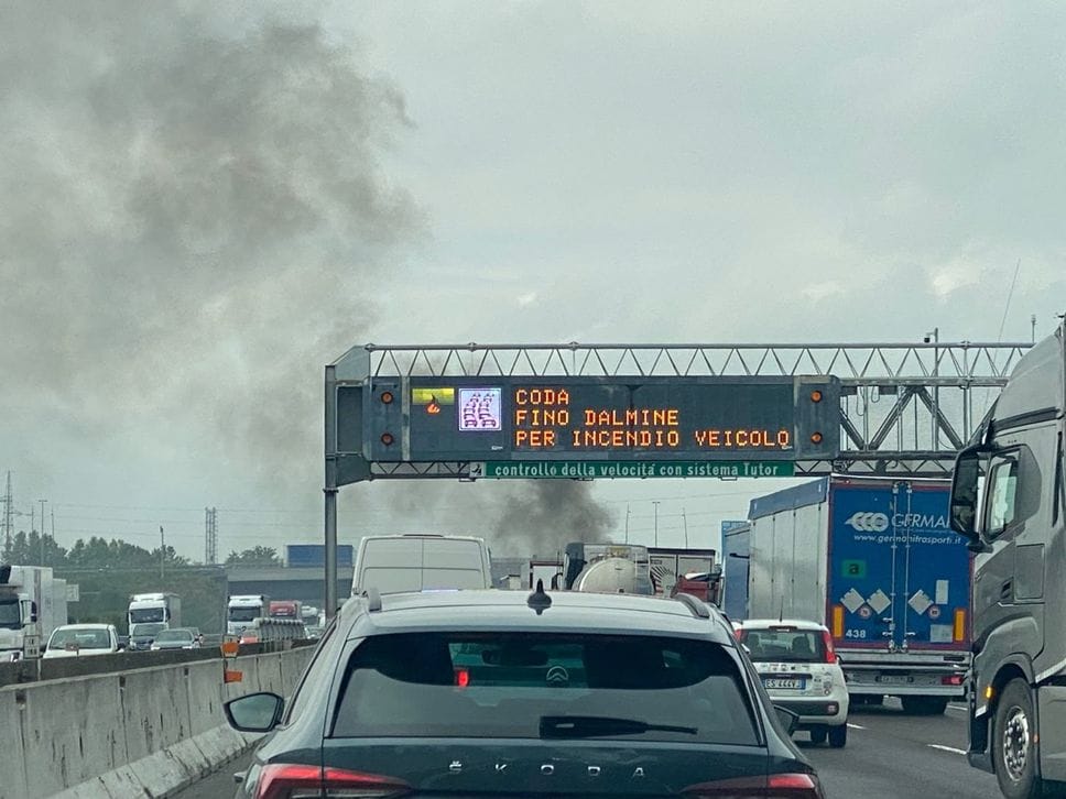 Auto in fiamme sull’A4 tra Bergamo e Dalmine: lunghe code verso Milano