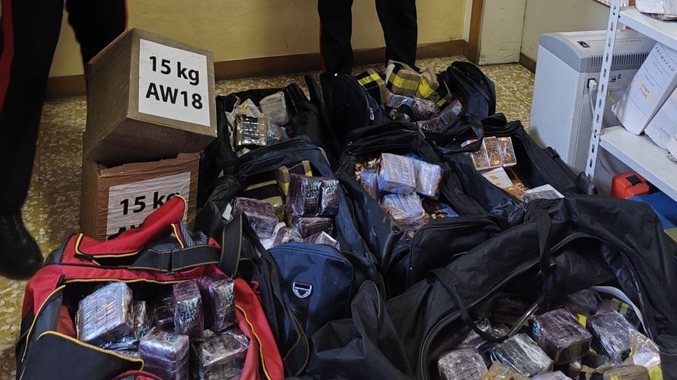 Caprino Bergamasco, sequestrati 230 chili di droga in un garage - Foto e video