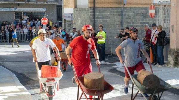 Le contrade di Calusco d’Adda scendono in strada per la conquista della «Bora»