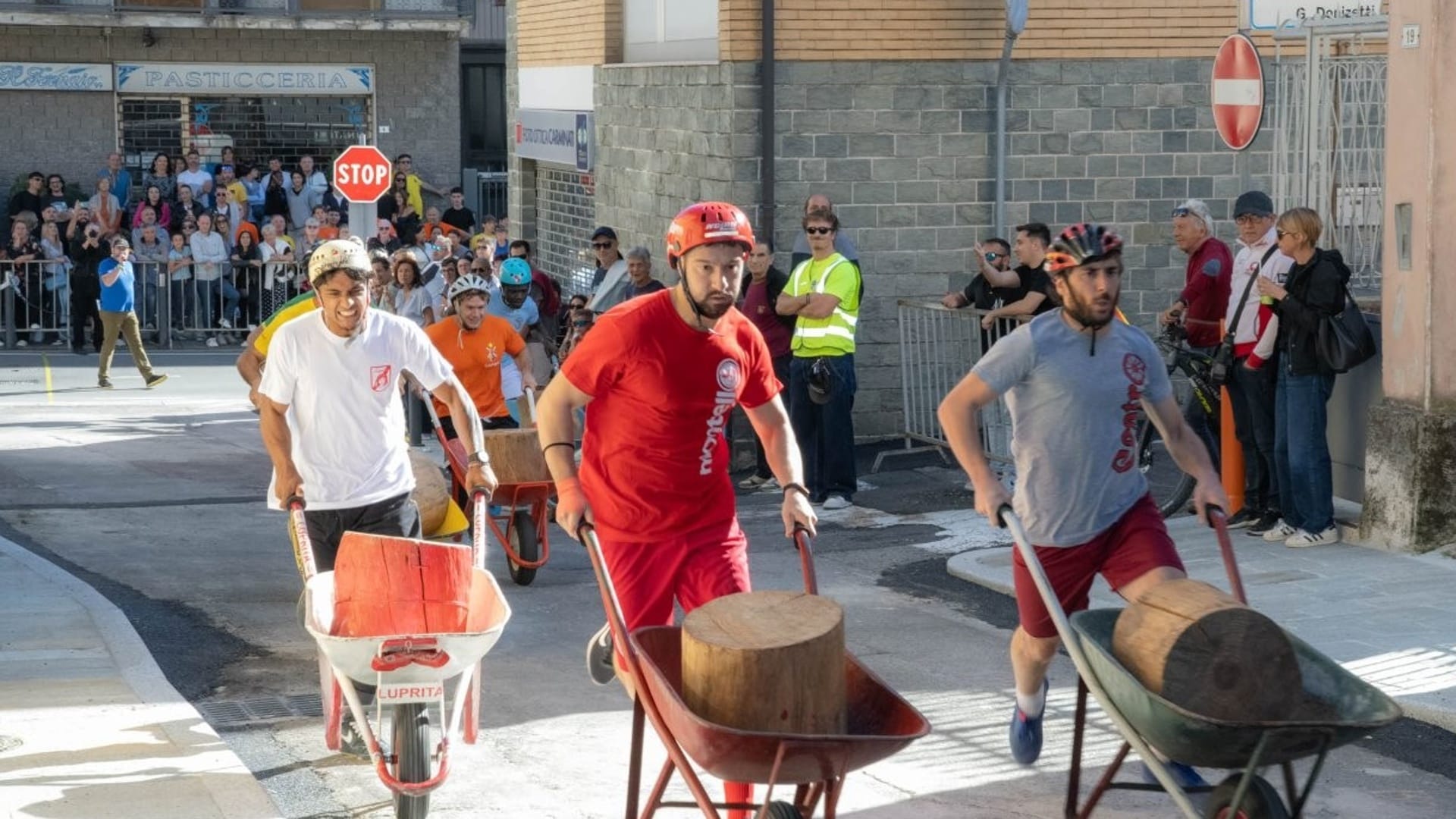 https://storage.ecodibergamo.it/media/photologue/2026/9/18/photos/le-contrade-di-calusco-dadda-scendono-in-strada-per-la-conquista-della-bora_b577bd34-b2ae-11f1-ad62-1164c33d5a46_1920_1080.jpg