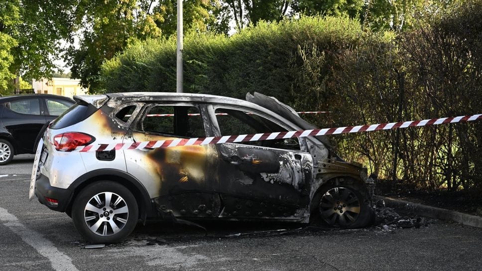 Badalasco, auto in fiamme nella notte. Nessun ferito - Foto