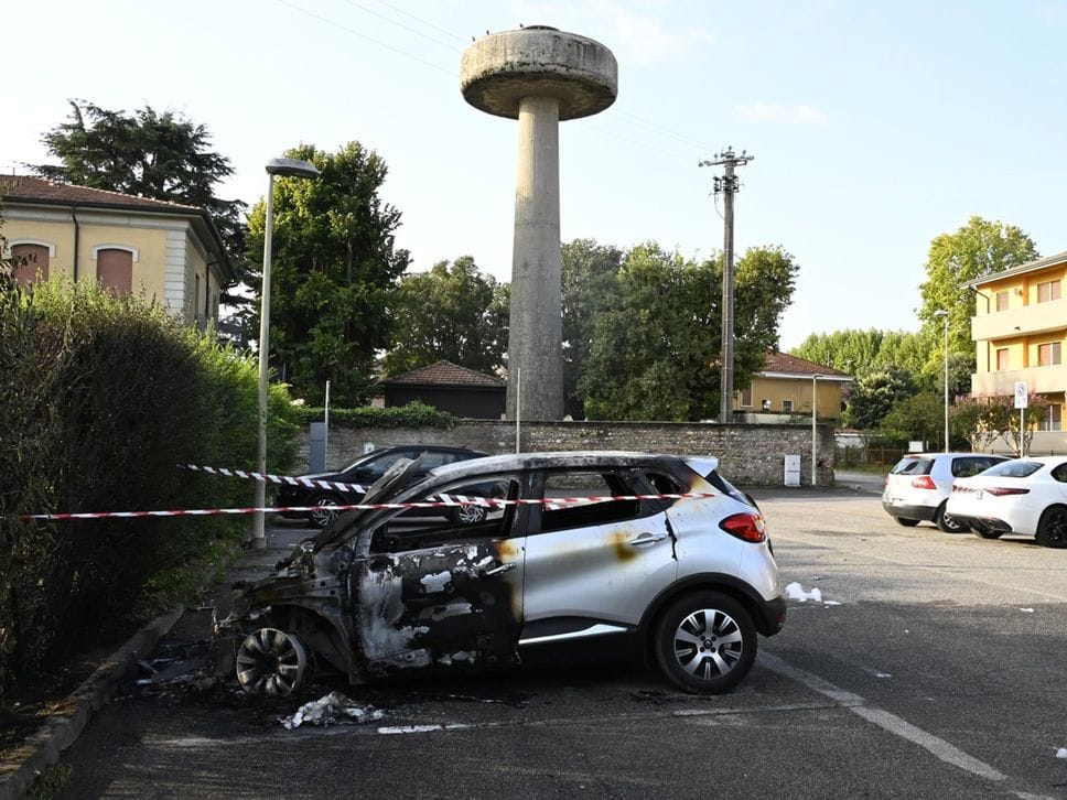 Badalasco, auto in fiamme nella notte. Nessun ferito - Foto