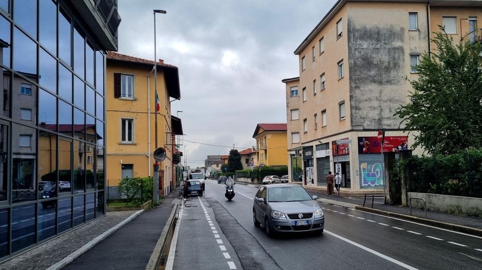 Dà un calcio alla vetrina e si ferisce, soccorso e denunciato