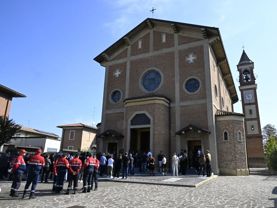 Masano, l’ultimo saluto a Darek. Palloncini bianchi e l’abbraccio di due comunità: «Sarai sempre con noi»