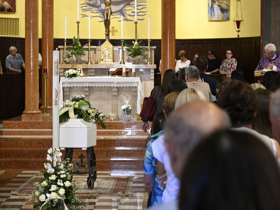 Masano, l’ultimo saluto a Darek. Palloncini bianchi e l’abbraccio di due comunità: «Sarai sempre con noi»