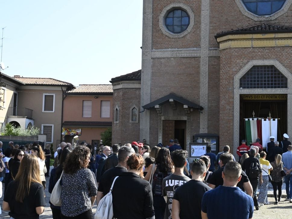 Masano, l’ultimo saluto a Darek. Palloncini bianchi e l’abbraccio di due comunità: «Sarai sempre con noi»