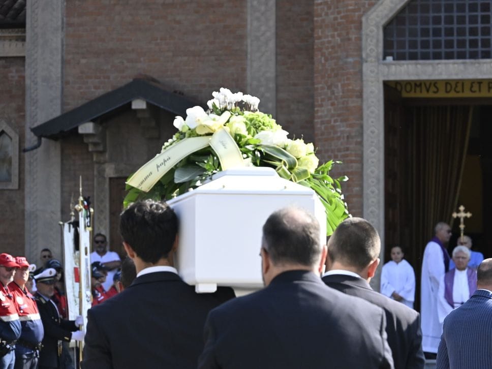 Masano, l’ultimo saluto a Darek. Palloncini bianchi e l’abbraccio di due comunità: «Sarai sempre con noi»