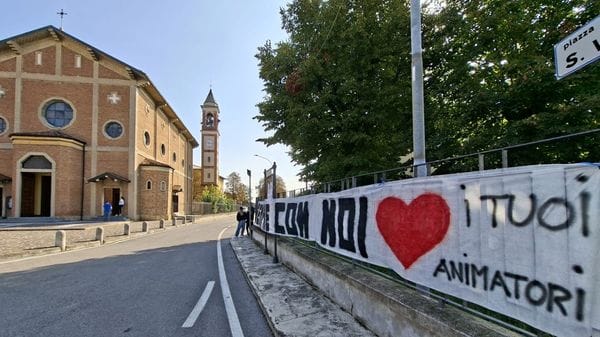 Masano, l’ultimo saluto a Darek. Palloncini bianchi e l’abbraccio di due comunità: «Sarai sempre con noi»