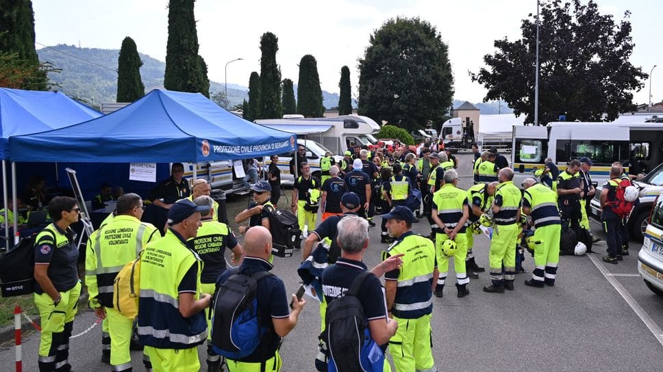 Maxi esercitazione sul lago d’Iseo per simulare la frana del monte Saresano - Foto
