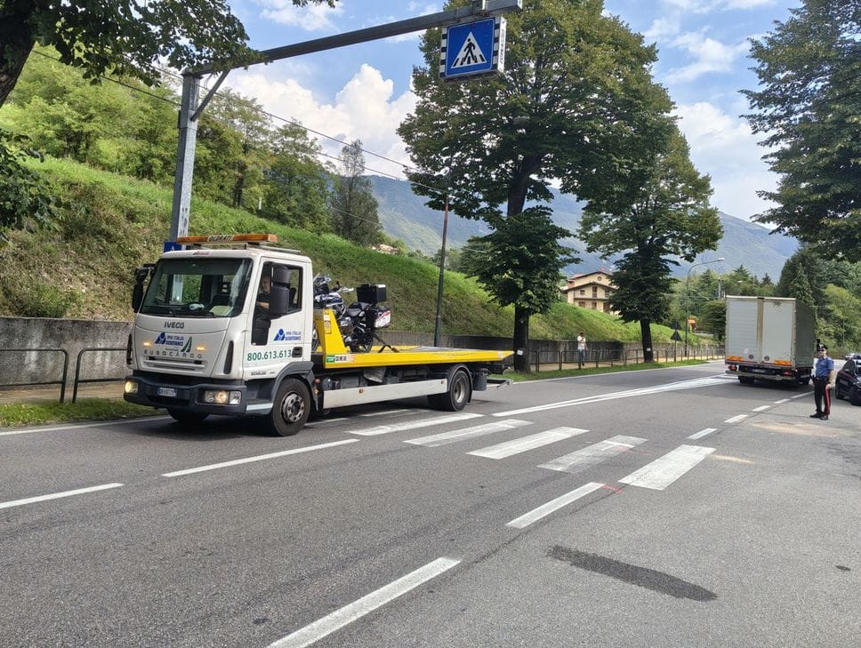 Travolta e uccisa da una moto sulle strisce a Spinone: la 78enne era in vacanza sul lago