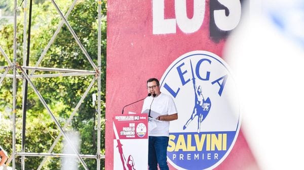 La Lega a Pontida: «Si vince uniti». Salvini: congresso straordinario a ottobre. Intitolato a Bossi il pratone - Foto