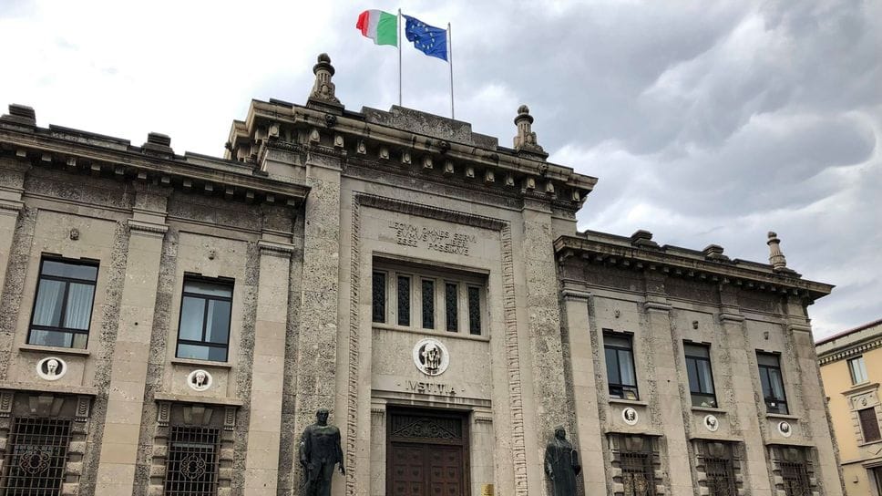 Truffa su scuole, «Professori senza stipendio. E lui spendeva per la villa»
