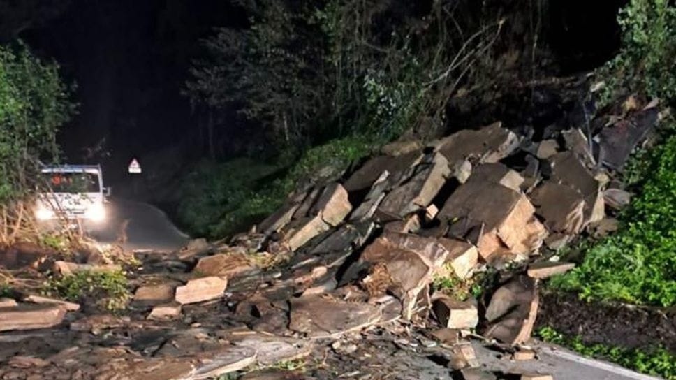 Frana sulla provinciale 17 a Berbenno: strada chiusa a Ponte Giurino