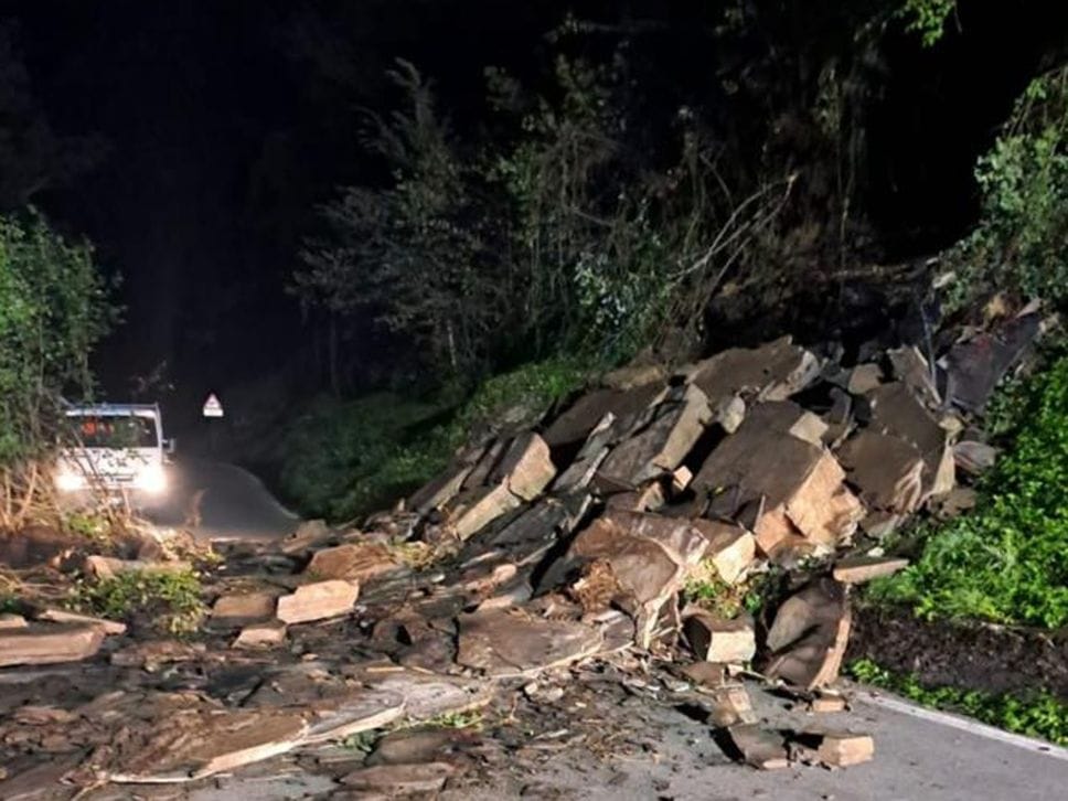 Frana sulla provinciale 17 a Berbenno: strada riaperta