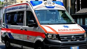Strappa la collana a una donna di 84 anni e la fa cadere 