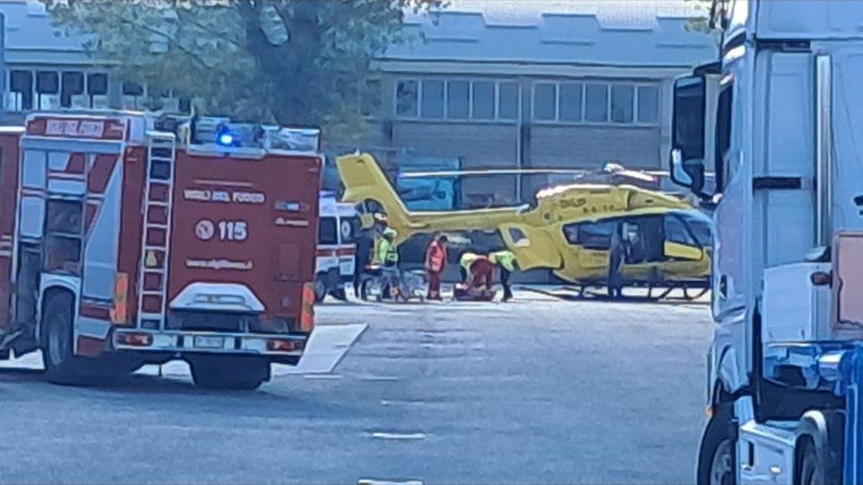 Incastrato in un compattatore a Brembate, ferito 22enne