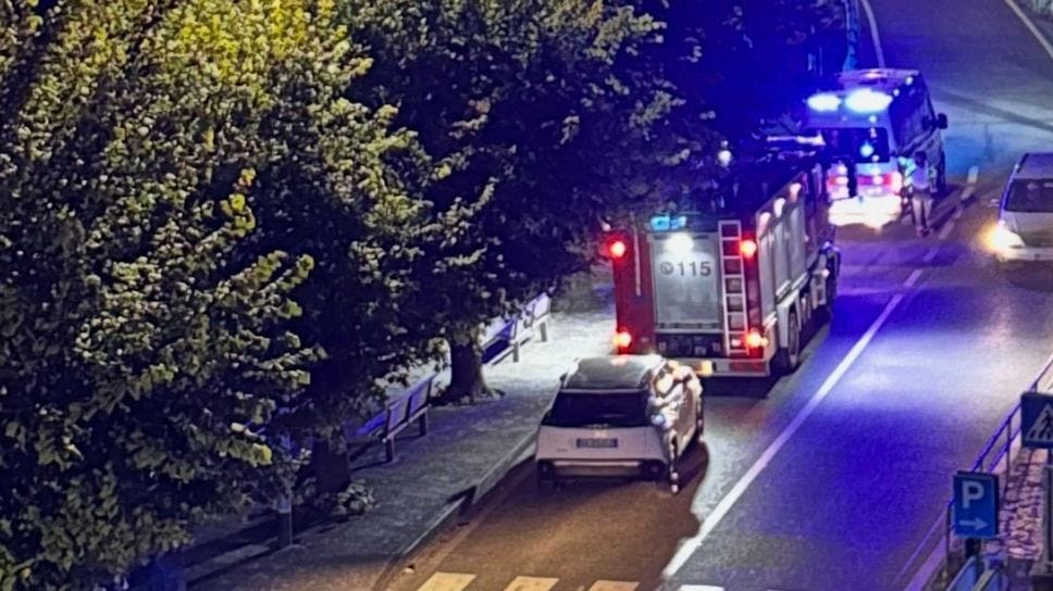 Scivola nel lago a Castro, il fratello la raggiunge e si aggrappano a uno scoglio: salvati dai vigili del fuoco