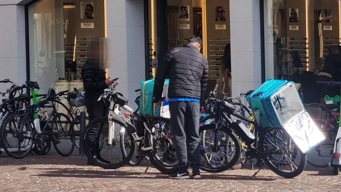 a 50 km orari con l8217e bike truccata blitz della polizia locale di bergamo 28 multati