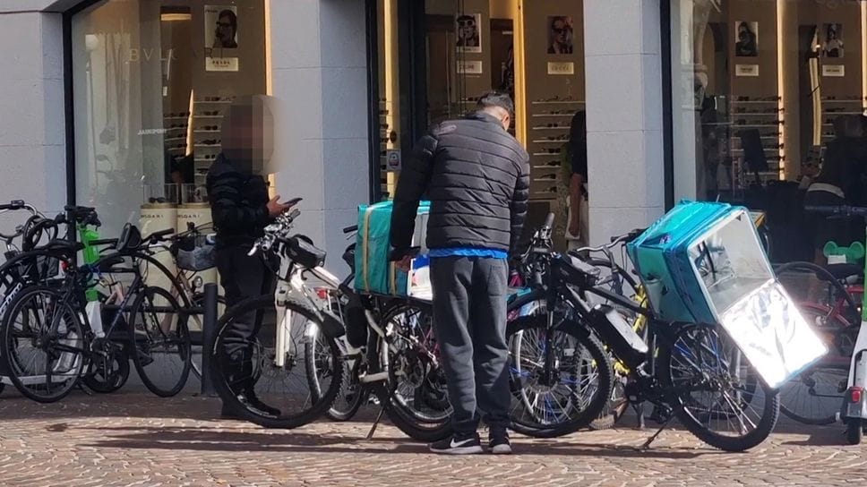 A 50 km orari con l’e-bike truccata, blitz della polizia locale di Bergamo: 28 multati
