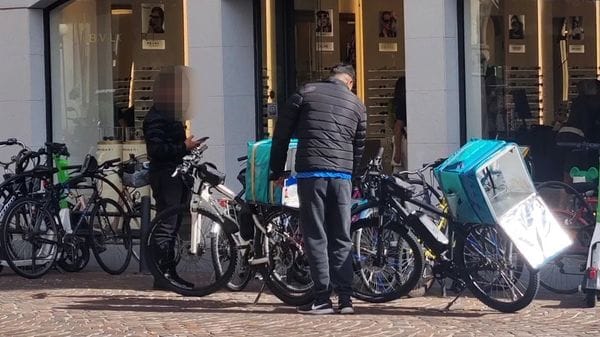 A 50 km orari con l’e-bike truccata, blitz della polizia locale di Bergamo: 28 multati