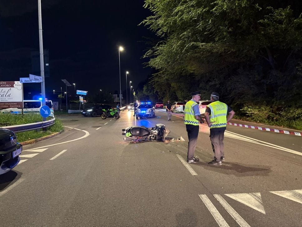Incidente in via Zanica a Bergamo, grave un motociclista di 40 anni - Foto