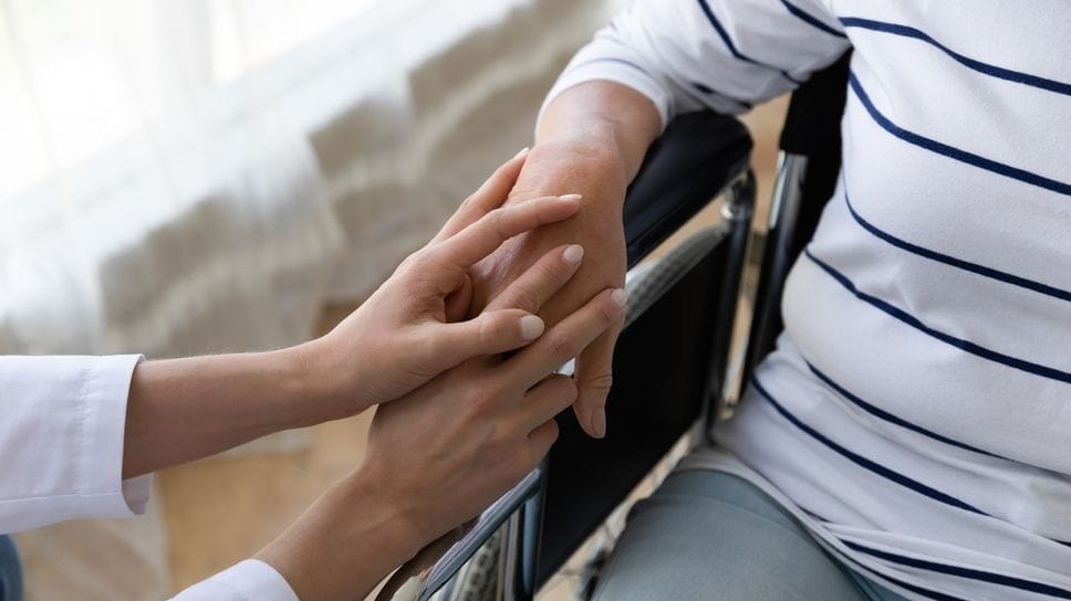 Caregiver, allarme stress. Il 40 percento accanto ai malati giorno e notte