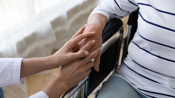 Caregiver, allarme stress. Il 40 percento accanto ai malati giorno e notte