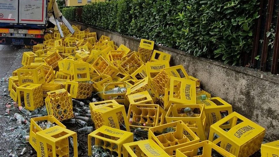 Gorlago, camion perde il carico: bottiglie di vetro sulla strada
