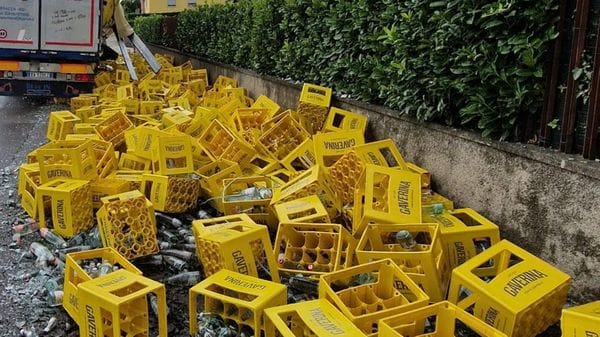 Gorlago, camion perde il carico: bottiglie di vetro sulla strada