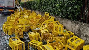 Gorlago, camion perde il carico: bottiglie di vetro sulla strada