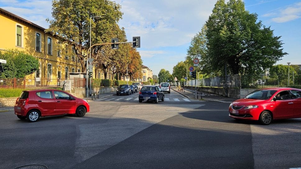 In moto contro un’auto «pirata». Centauro grave, fuggitivo nei guai