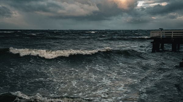 La mostra di «BergamoIncontra» propone amore, arte e preghiera per raggiungere il porto in un mare in tempesta