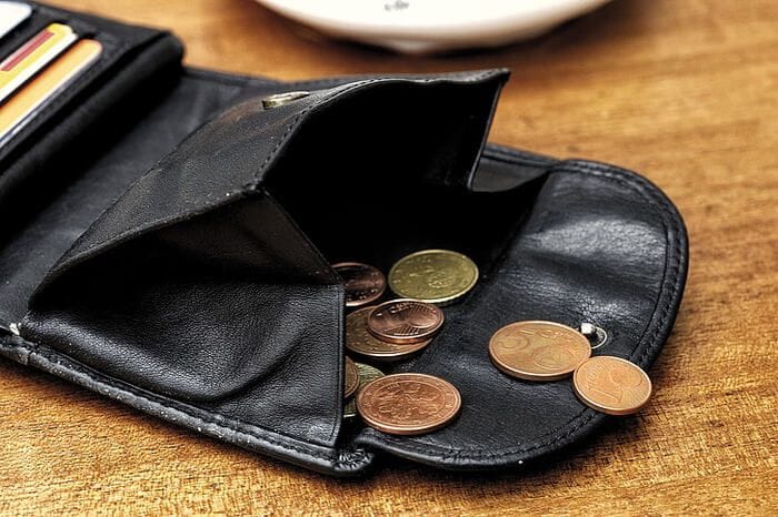 Nella violenza domestica anche gli abusi finanziari 