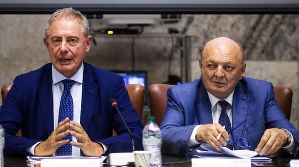 Urso e Pichetto convocano operatori raffinerie, aumentare la produzione