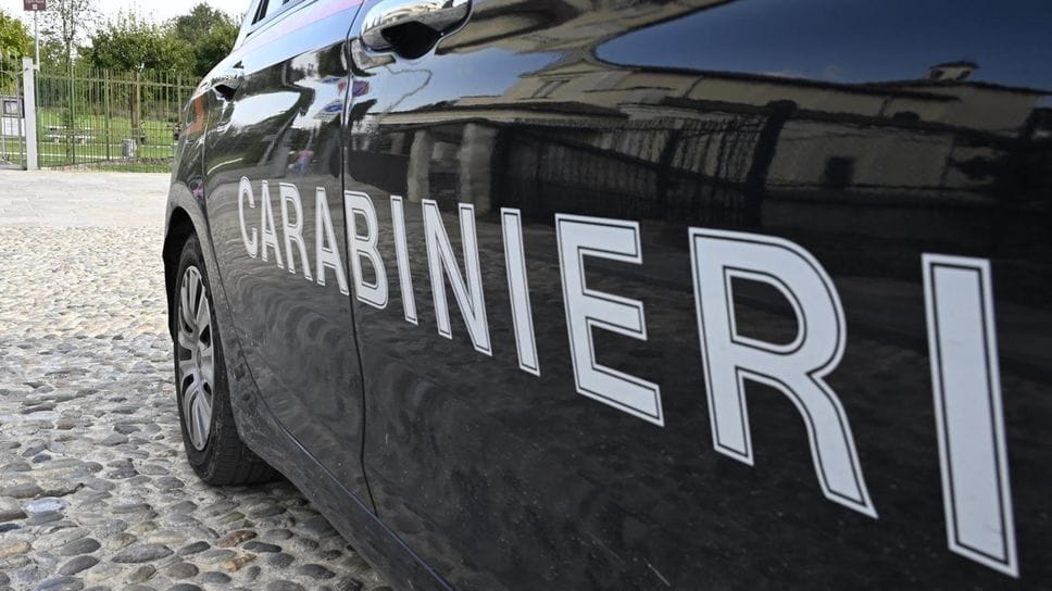 Va in caserma per denunciare la moglie, poi minaccia lei e i figli: arrestato
