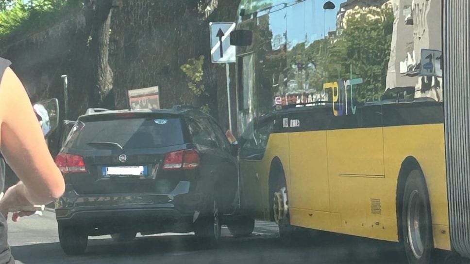 Auto urta un e-Brt a Bergamo: illesi i 50 passeggeri