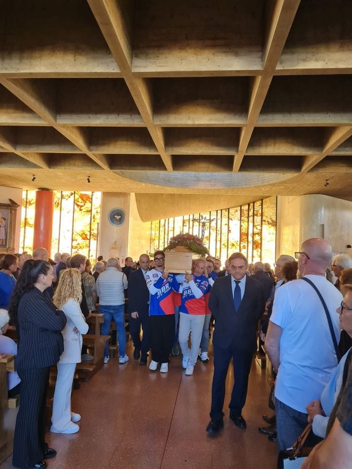 Il rombo delle moto fuori dalla chiesa. A Calolziocorte l’ultimo saluto a Roberto Butti