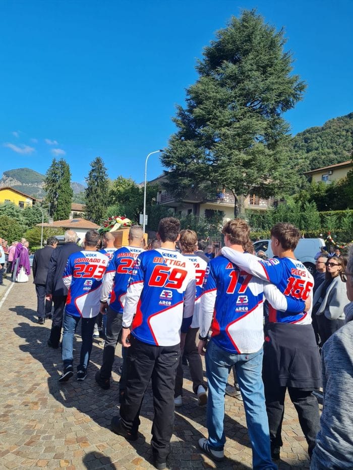 Il rombo delle moto fuori dalla chiesa. A Calolziocorte l’ultimo saluto a Roberto Butti