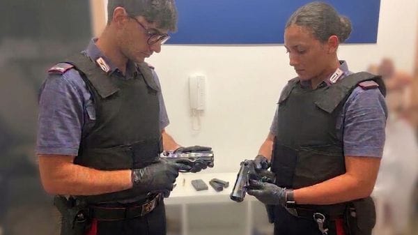 Minaccia due connazionali con una pistola a Ponte San Pietro, denunciato 35enne