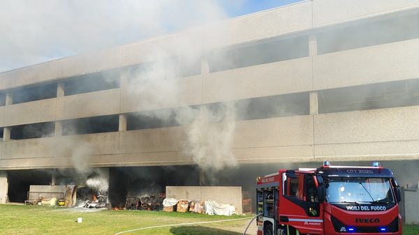 Villongo, incendio in un deposito agricolo: alta colonna di fumo - Foto